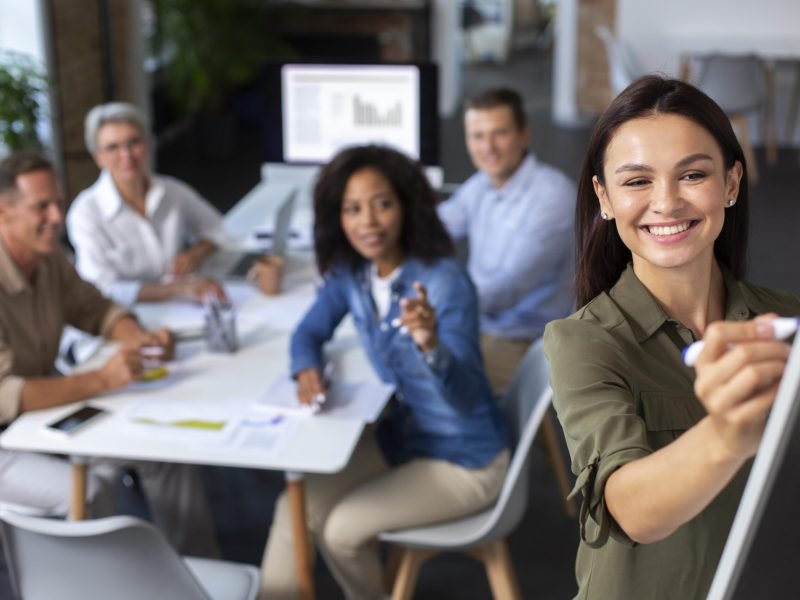 personas-que-utilizan-dispositivos-digitales-durante-una-reunion